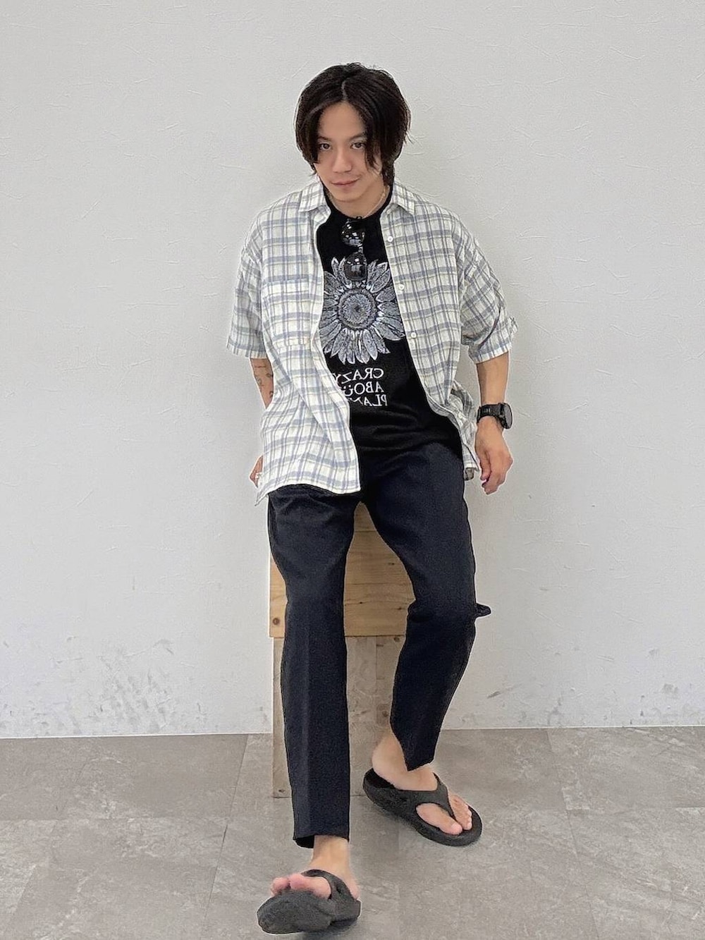 「ワントーン、ストリート、カジュアル、BAYFLOW、Tシャツ、シャツ、シャツスタイル、チェック、サンダル、デート/ロマンティック、春夏コーデ、夏コーデ」｜「BAYFLOWの【速乾・イージーケア・軽量】ドライタッチスリムトラウザー（スラックス、ブルー系）」を使った、shinossyさん（メンズ・171cm）の夏コーディネートの5枚目の写真