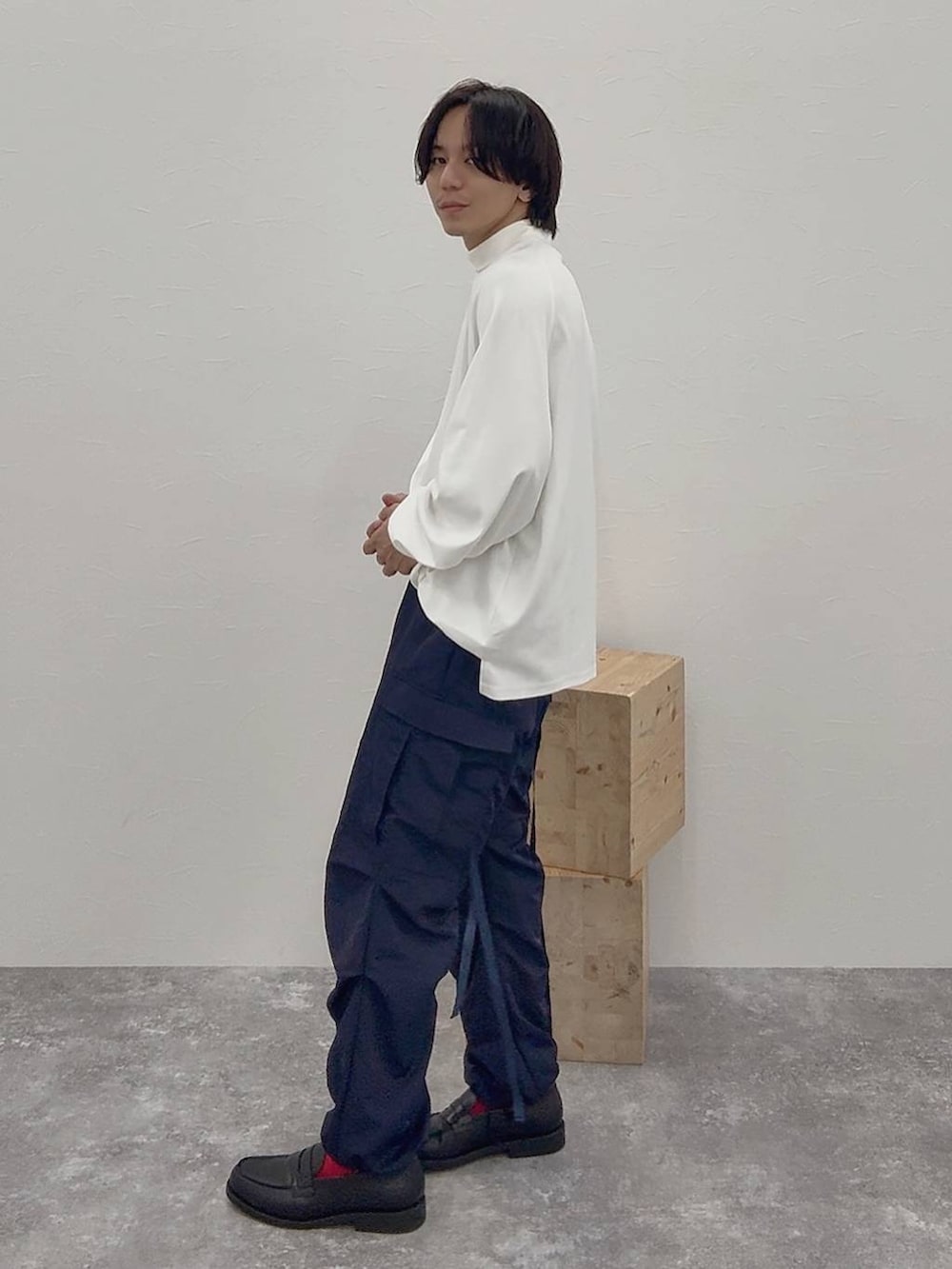 ホワイト系のTシャツ/カットソー、ホワイト系のその他トップス、その他のローファーを着用したメンズの秋コーディネートの7枚目の写真