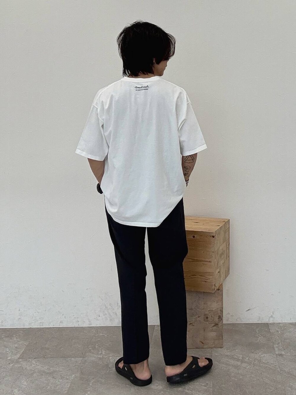 ブルー系のスラックス、ホワイト系のTシャツ/カットソー、ホワイト系のTシャツ/カットソーを着用したメンズの夏コーディネートの3枚目の写真