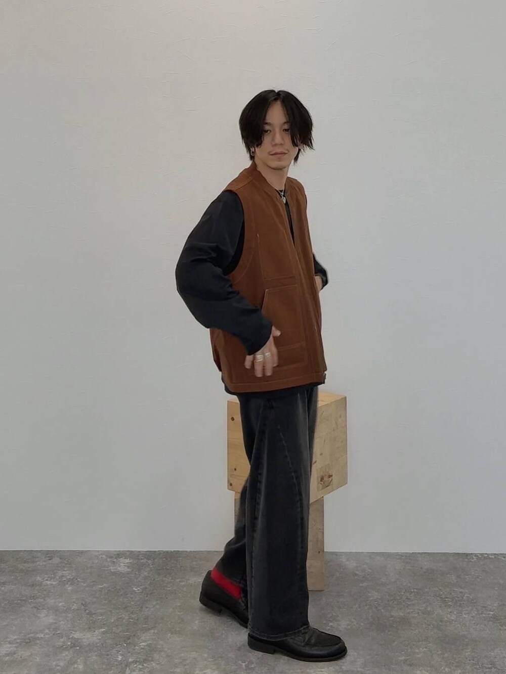 ブラック系のTシャツ/カットソー、その他のローファー、ブラック系のデニムパンツを着用したメンズの夏コーディネートの4枚目の写真