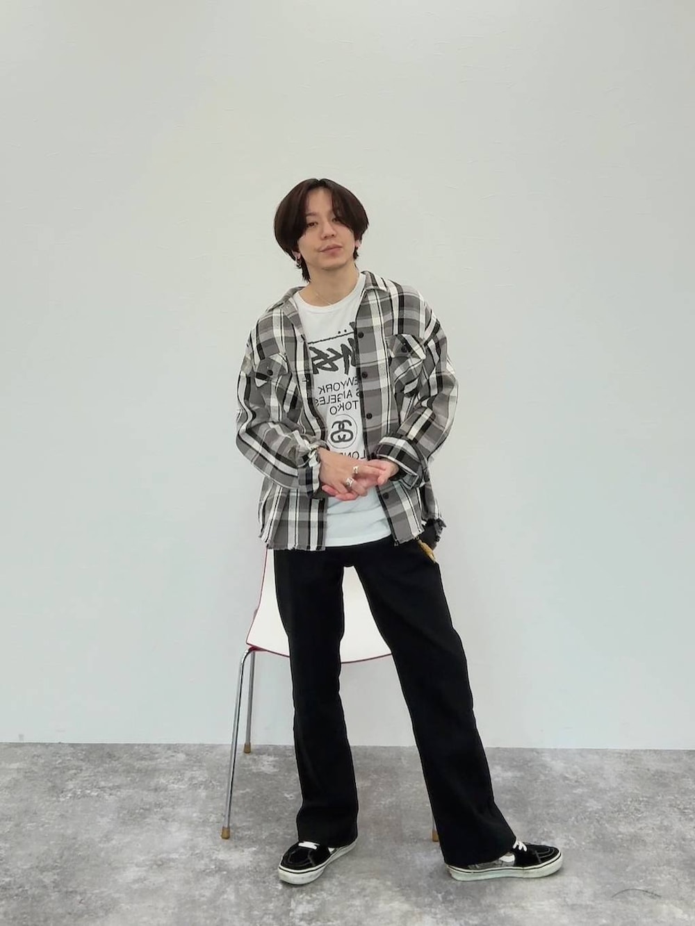 ホワイト系のTシャツ/カットソー、グレー系のシャツ/ブラウスを着用したメンズの春コーディネートの2枚目の写真