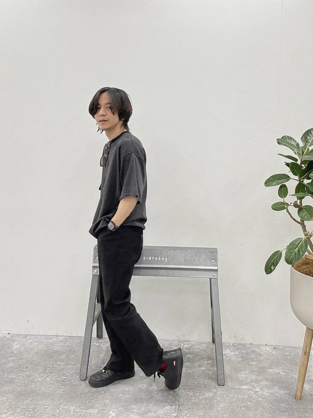 ブラック系のTシャツ/カットソー、ブラック系のその他パンツを着用したメンズの春コーディネートの3枚目の写真