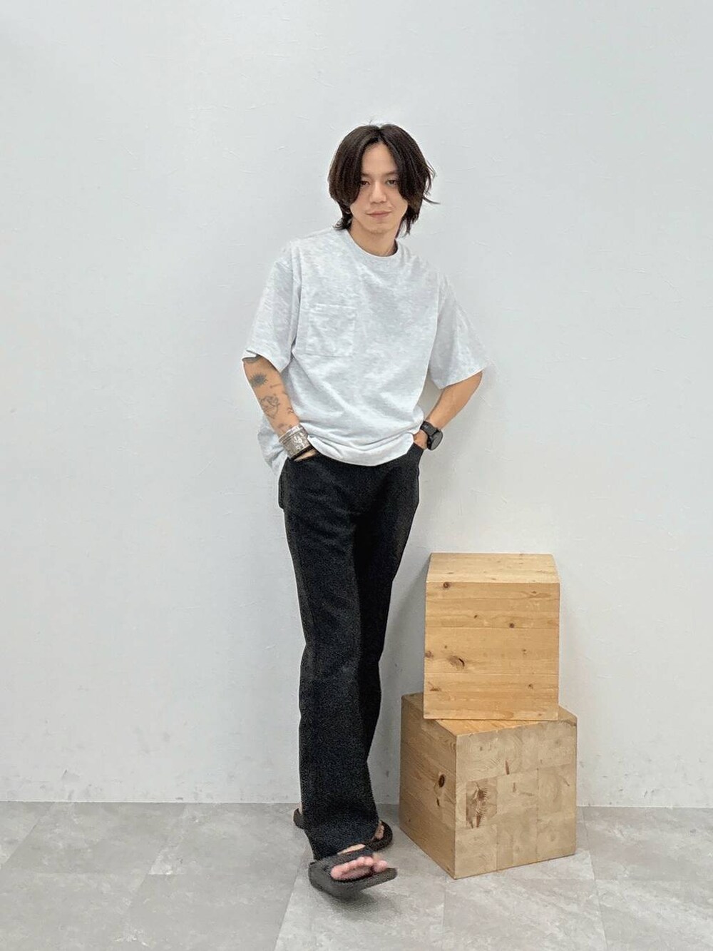 ブラック系のその他パンツ、ホワイト系のTシャツ/カットソー、ブラック系のサンダルを着用したメンズの夏コーディネートの4枚目の写真