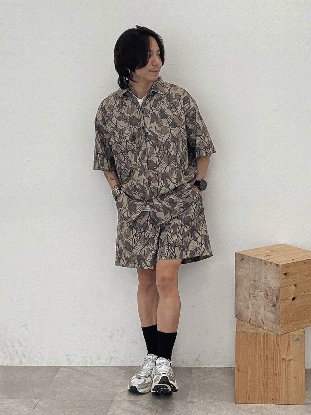 ホワイト系のTシャツ/カットソー、その他のその他パンツ、その他のシャツ/ブラウスを着用したメンズの春コーディネートの6枚目の写真