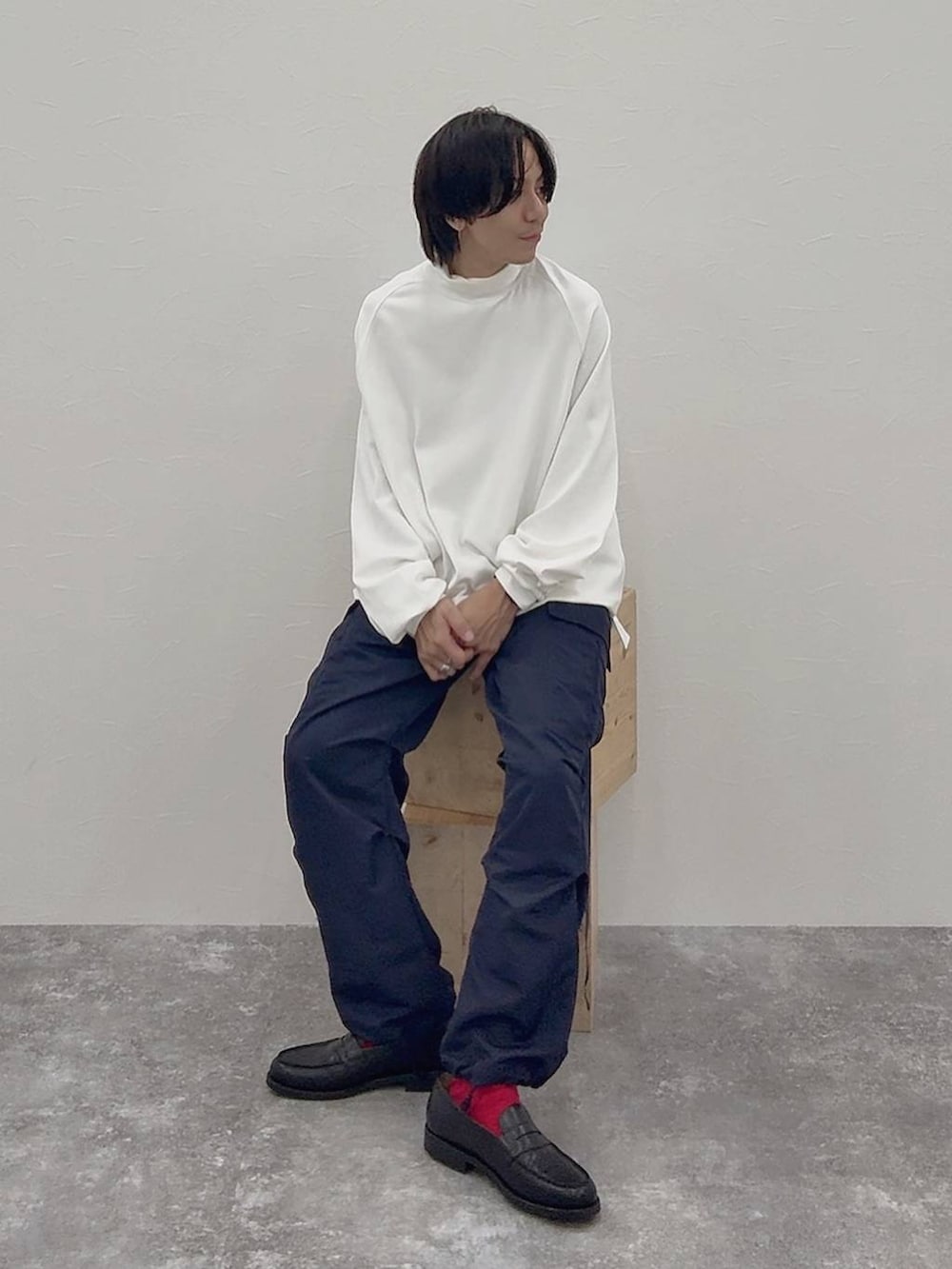 ホワイト系のTシャツ/カットソー、ホワイト系のその他トップス、その他のローファーを着用したメンズの秋コーディネートの3枚目の写真