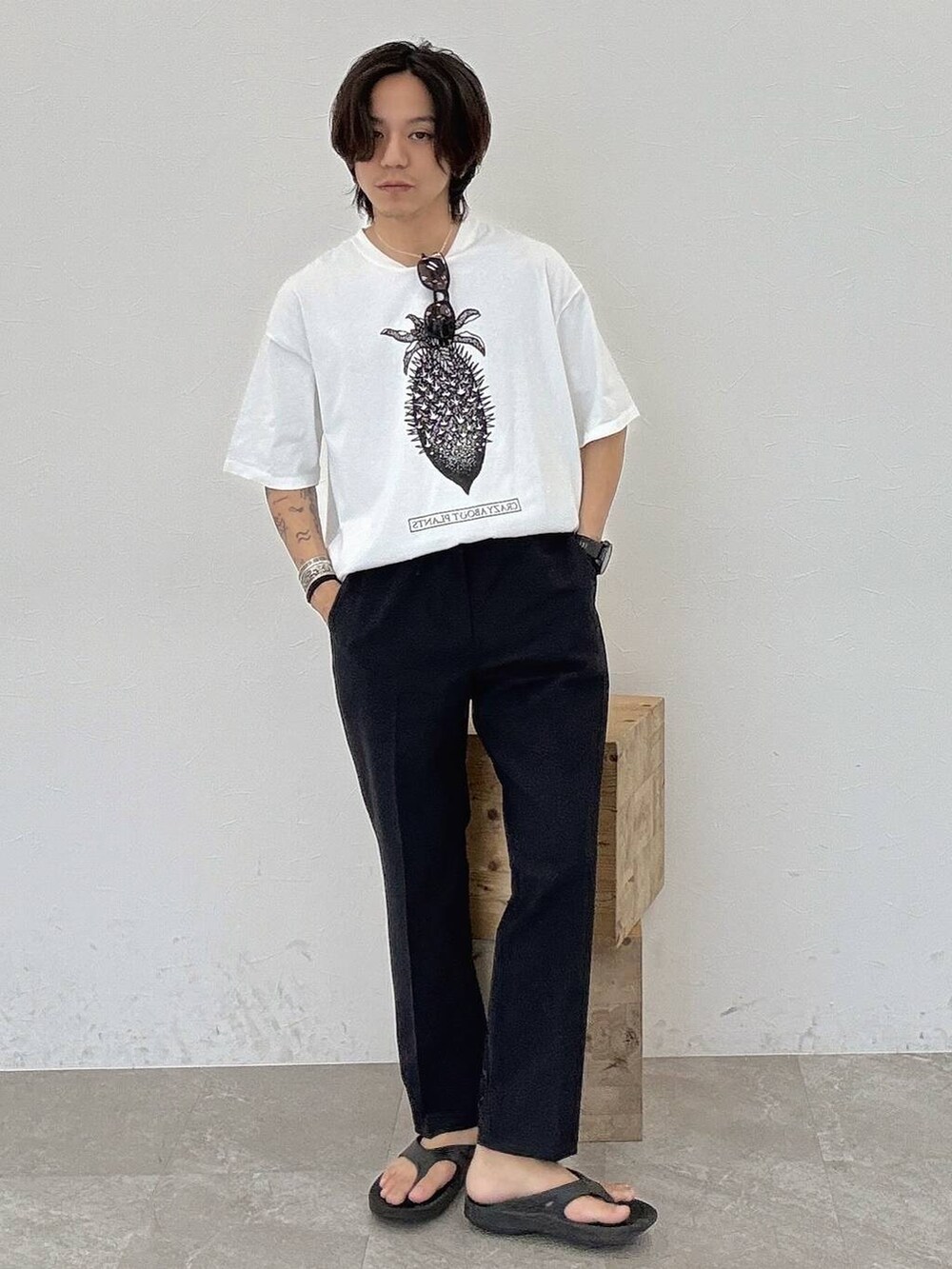 ブルー系のスラックス、ホワイト系のTシャツ/カットソー、ホワイト系のTシャツ/カットソーを着用したメンズの夏コーディネートの2枚目の写真