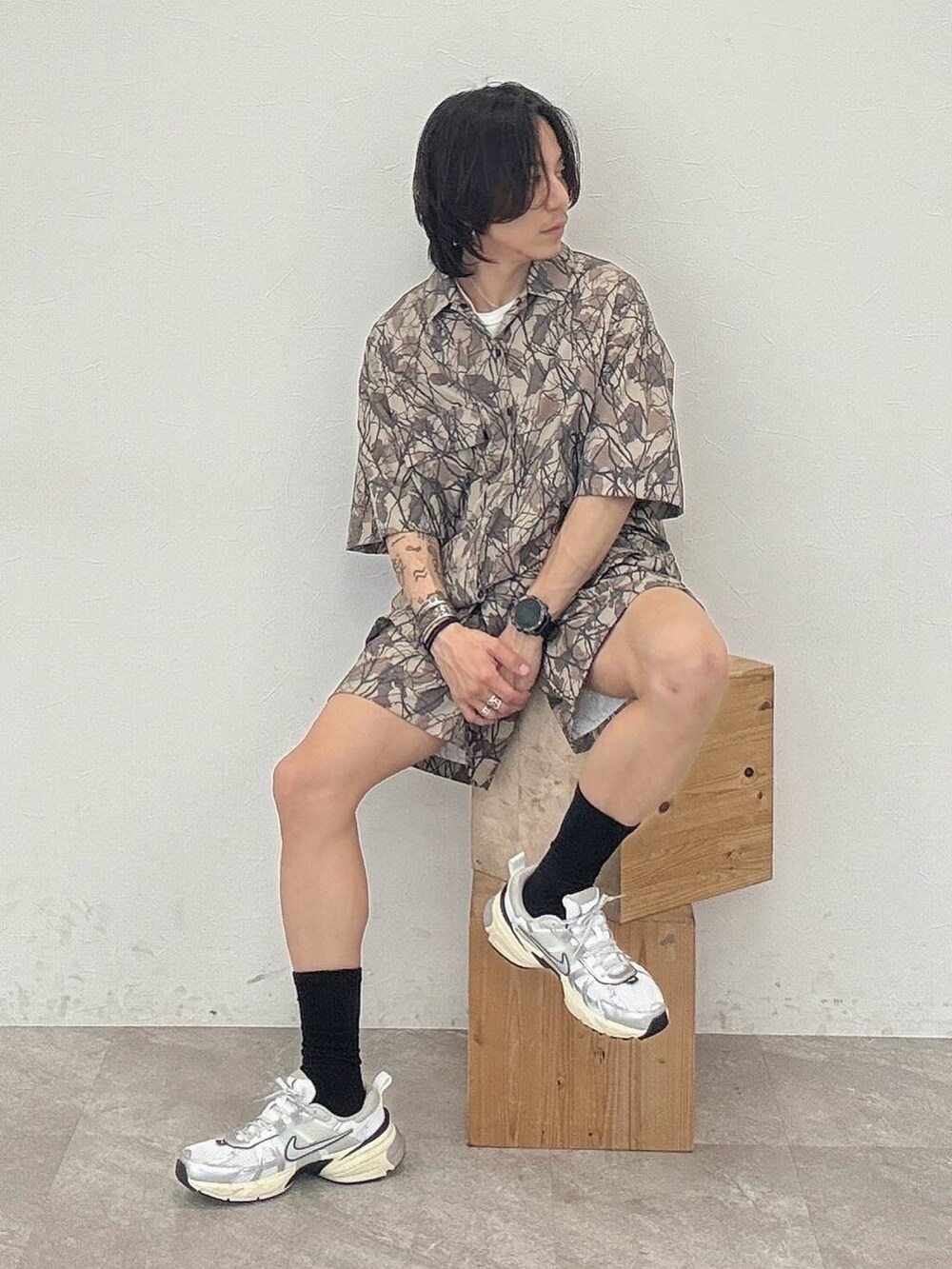 ホワイト系のTシャツ/カットソー、その他のその他パンツ、その他のシャツ/ブラウスを着用したメンズの春コーディネートの4枚目の写真