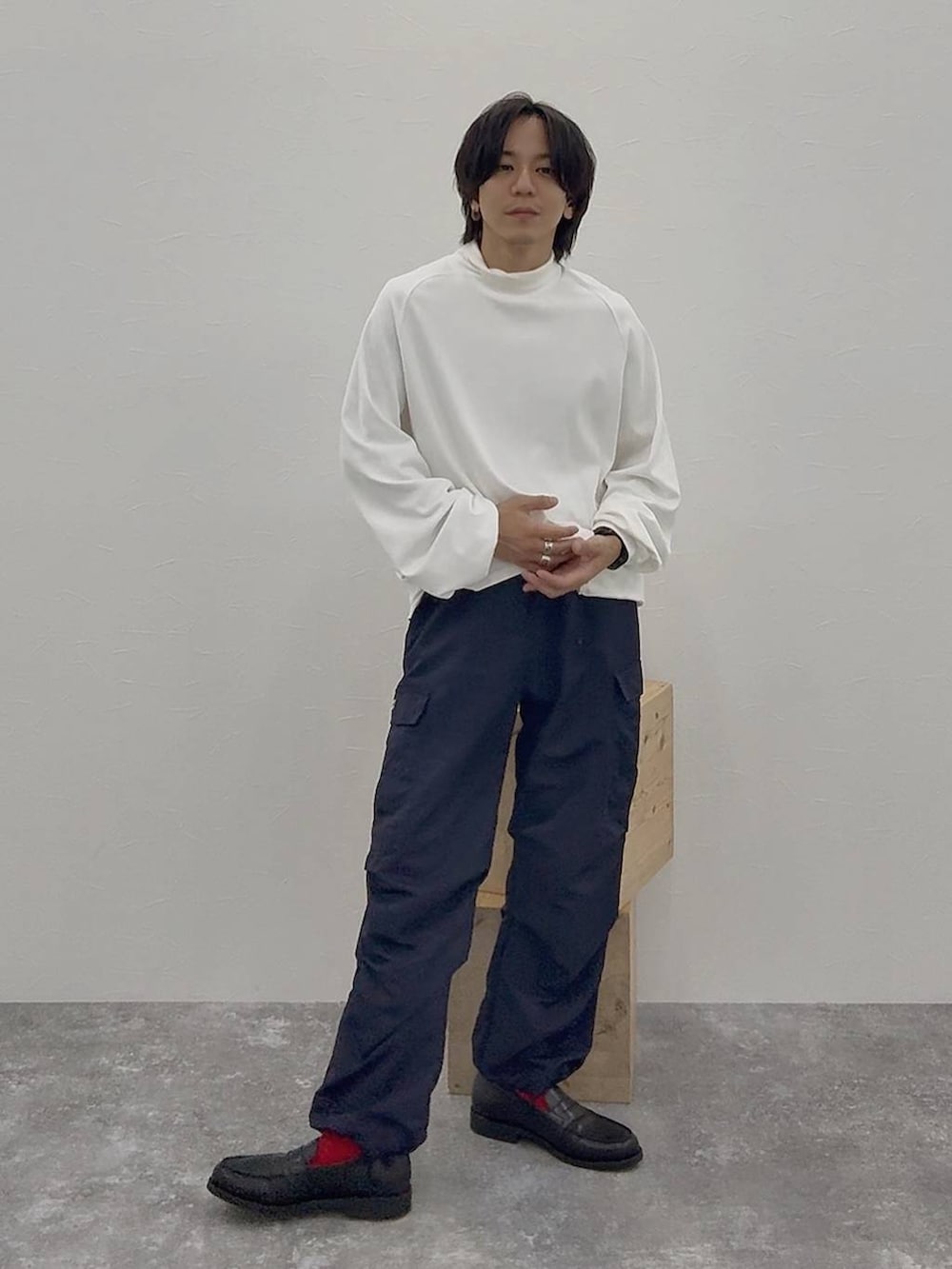 ホワイト系のTシャツ/カットソー、ホワイト系のその他トップス、その他のローファーを着用したメンズの秋コーディネートの4枚目の写真