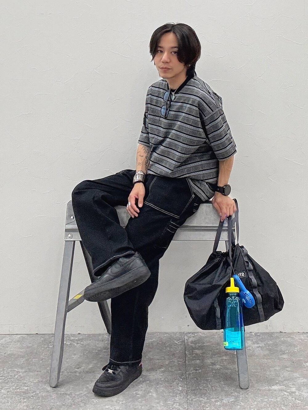 ブラック系のその他パンツ、ブラック系のTシャツ/カットソー、ブラック系のショルダーバッグを着用したメンズの春コーディネートの3枚目の写真