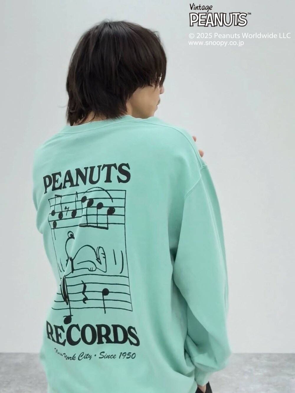 その他のローファー、グレー系のスウェット、ブラック系のその他パンツを着用したメンズの秋コーディネートの4枚目の写真