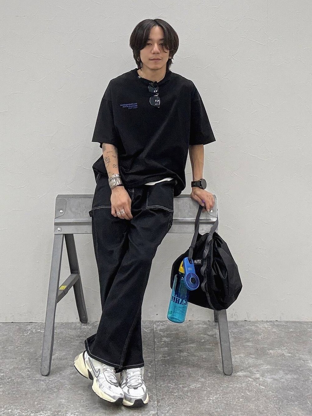 「ワントーン、ストリート、カジュアル、デート/ロマンティック、Tシャツ、ブラックコーデ、BAYFLOW、春夏コーデ、夏コーデ、春コーデ」｜「BAYFLOWのBOUNCYCLEペインターパンツ（その他パンツ、ブラック系）」を使った、shinossyさん（メンズ・171cm）の春コーディネートの3枚目の写真