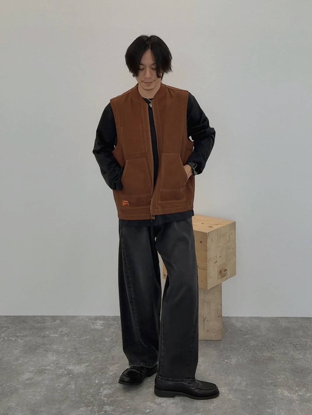 ブラック系のTシャツ/カットソー、その他のローファー、ブラック系のデニムパンツを着用したメンズの夏コーディネートの6枚目の写真