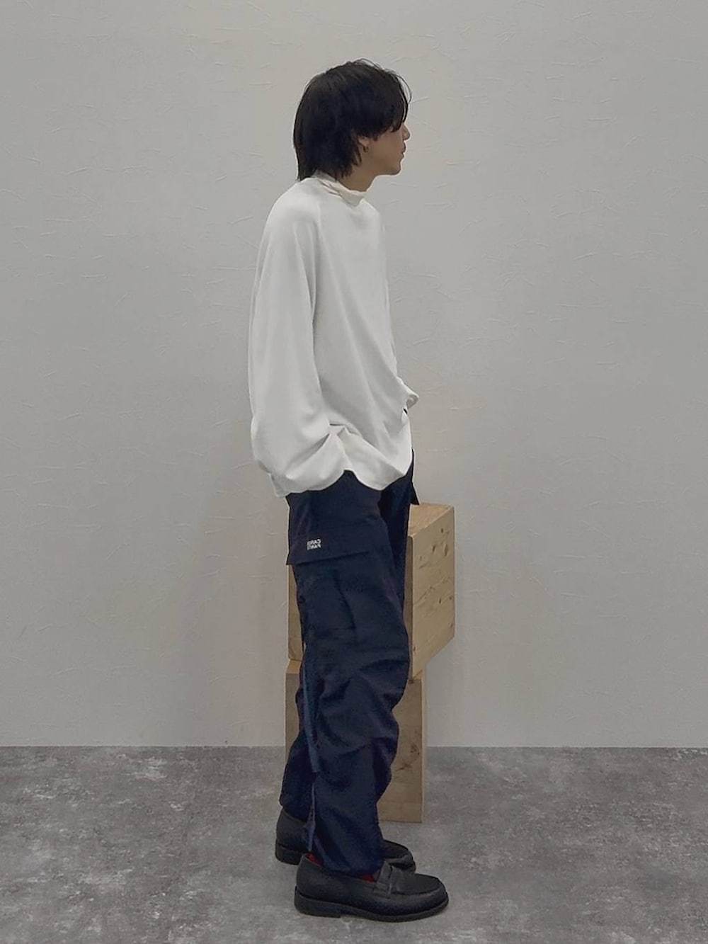ホワイト系のTシャツ/カットソー、ホワイト系のその他トップス、その他のローファーを着用したメンズの秋コーディネートの6枚目の写真