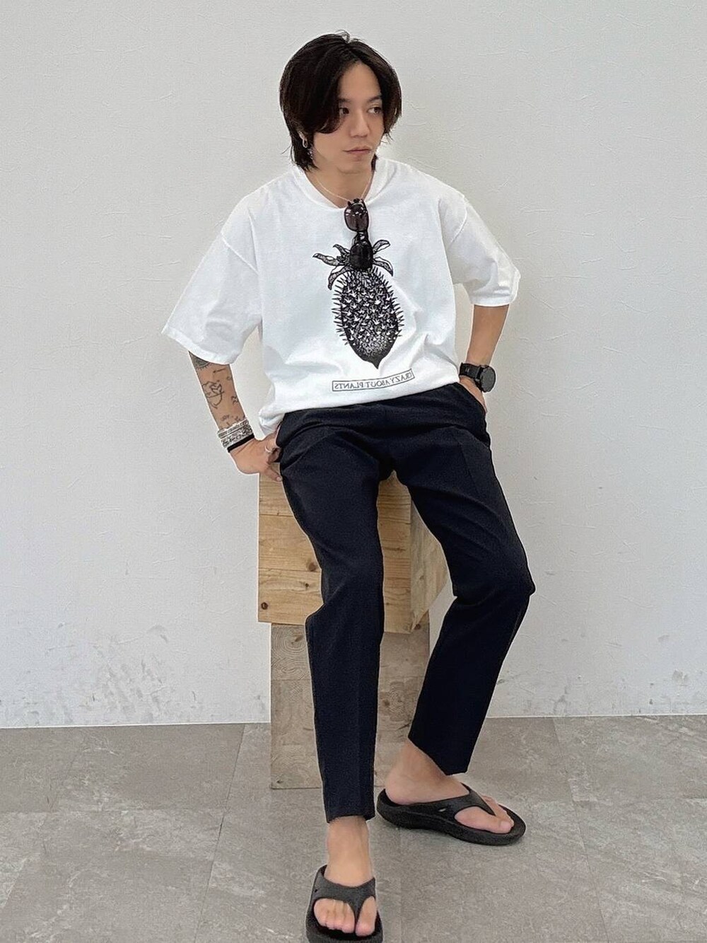 ブルー系のスラックス、ホワイト系のTシャツ/カットソー、ホワイト系のTシャツ/カットソーを着用したメンズの夏コーディネートの5枚目の写真