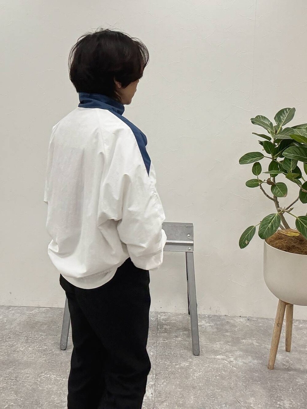 「カジュアル、BAYFLOW、春コーデ、春色、春アウター、アウター、ジャケット」｜「BAYFLOWのフレックスシューカットパンツ（その他パンツ、ブラック系）」を使った、shinossyさん（メンズ・171cm）の春コーディネートの5枚目の写真