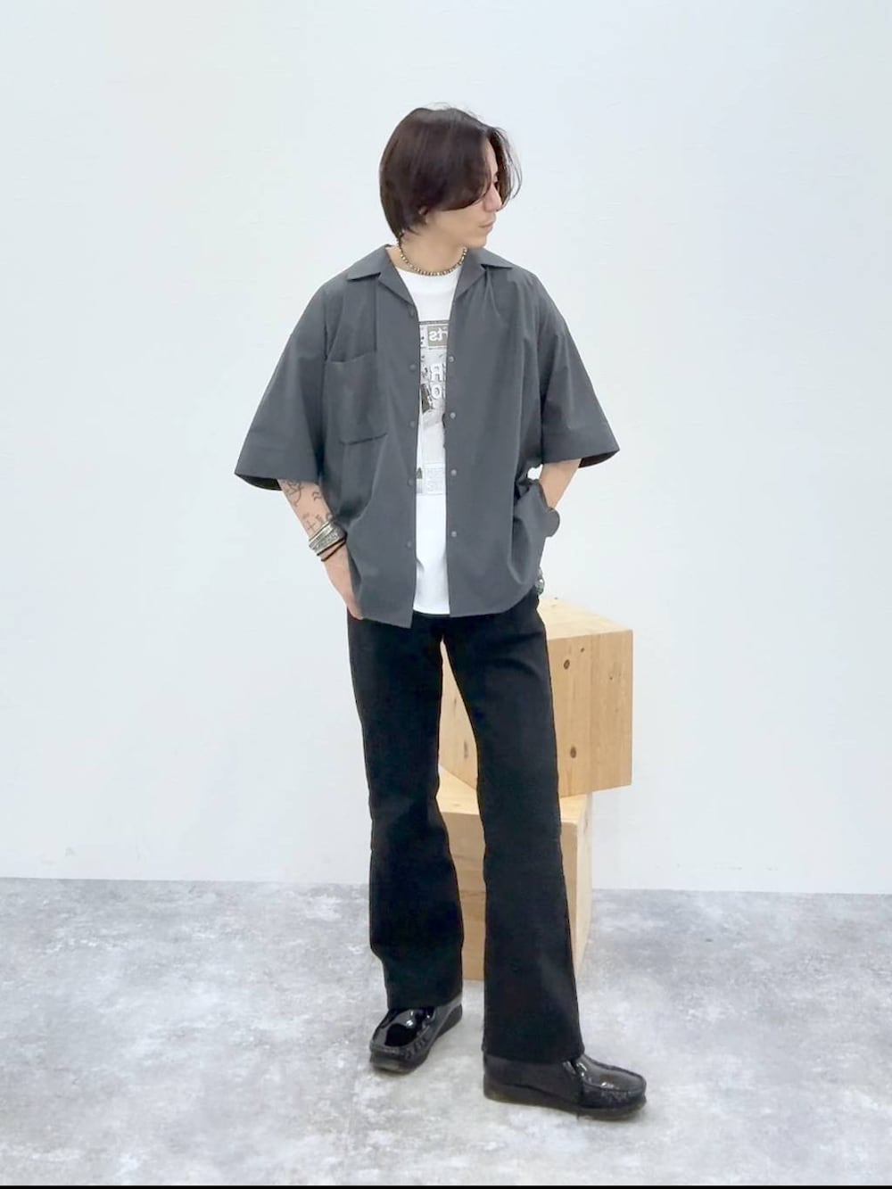 ホワイト系のTシャツ/カットソー、グレー系のシャツ/ブラウス、ホワイト系のTシャツ/カットソーを着用したメンズの夏コーディネートの3枚目の写真
