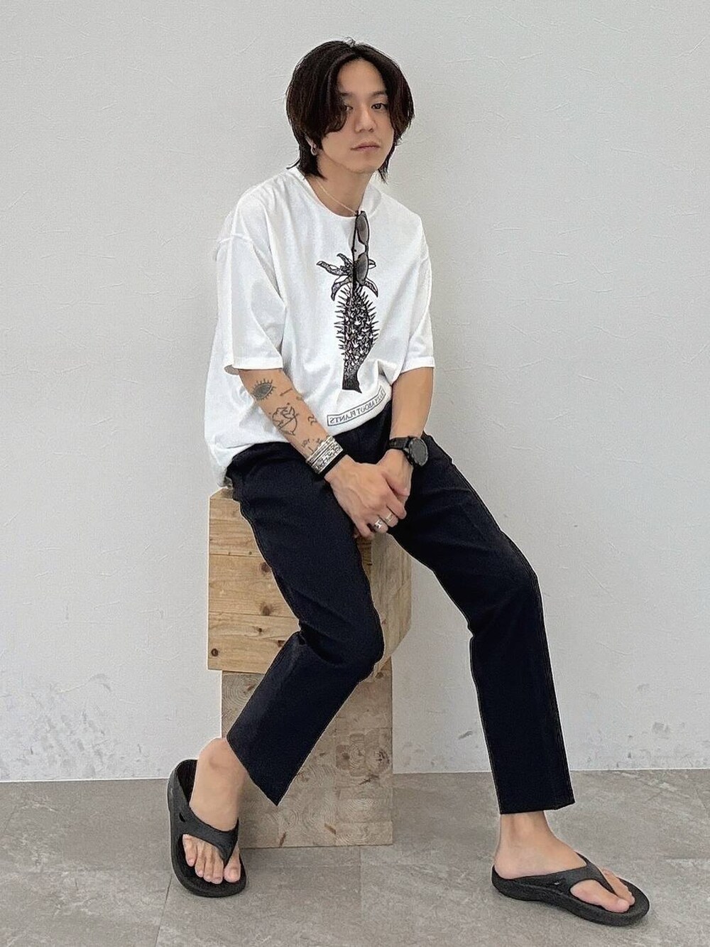 ブルー系のスラックス、ホワイト系のTシャツ/カットソー、ホワイト系のTシャツ/カットソーを着用したメンズの夏コーディネートの6枚目の写真