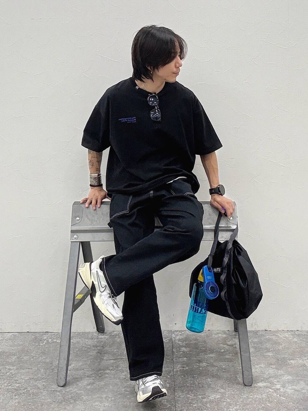 「ワントーン、ストリート、カジュアル、デート/ロマンティック、Tシャツ、ブラックコーデ、BAYFLOW、春夏コーデ、夏コーデ、春コーデ」｜「BAYFLOWのBOUNCYCLEペインターパンツ（その他パンツ、ブラック系）」を使った、shinossyさん（メンズ・171cm）の春コーディネートの2枚目の写真