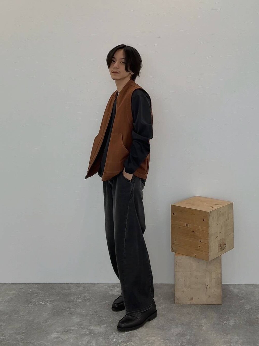 ブラック系のTシャツ/カットソー、その他のローファー、ブラック系のデニムパンツを着用したメンズの夏コーディネートの3枚目の写真