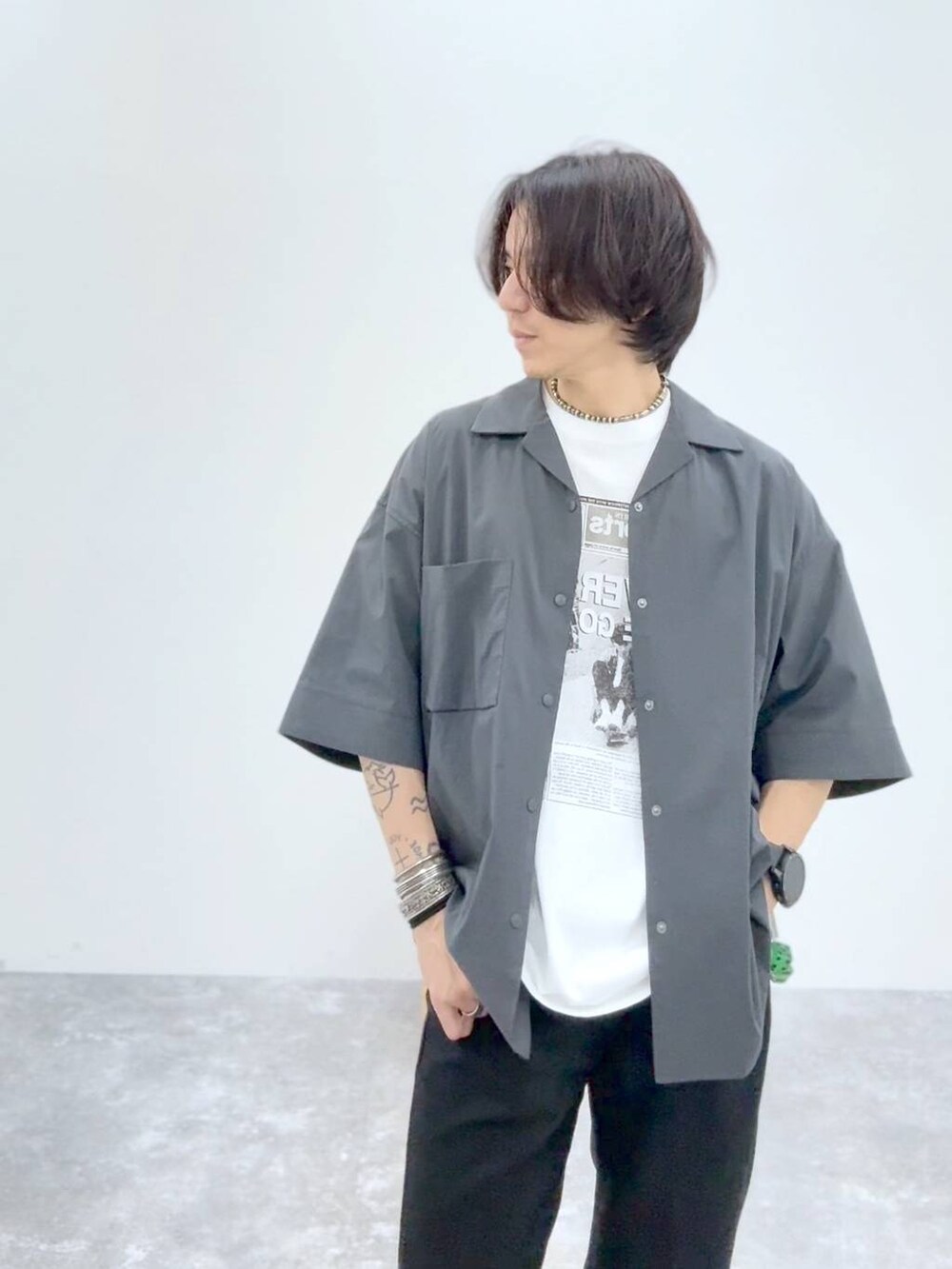 ホワイト系のTシャツ/カットソー、グレー系のシャツ/ブラウス、ホワイト系のTシャツ/カットソーを着用したメンズの夏コーディネートの4枚目の写真