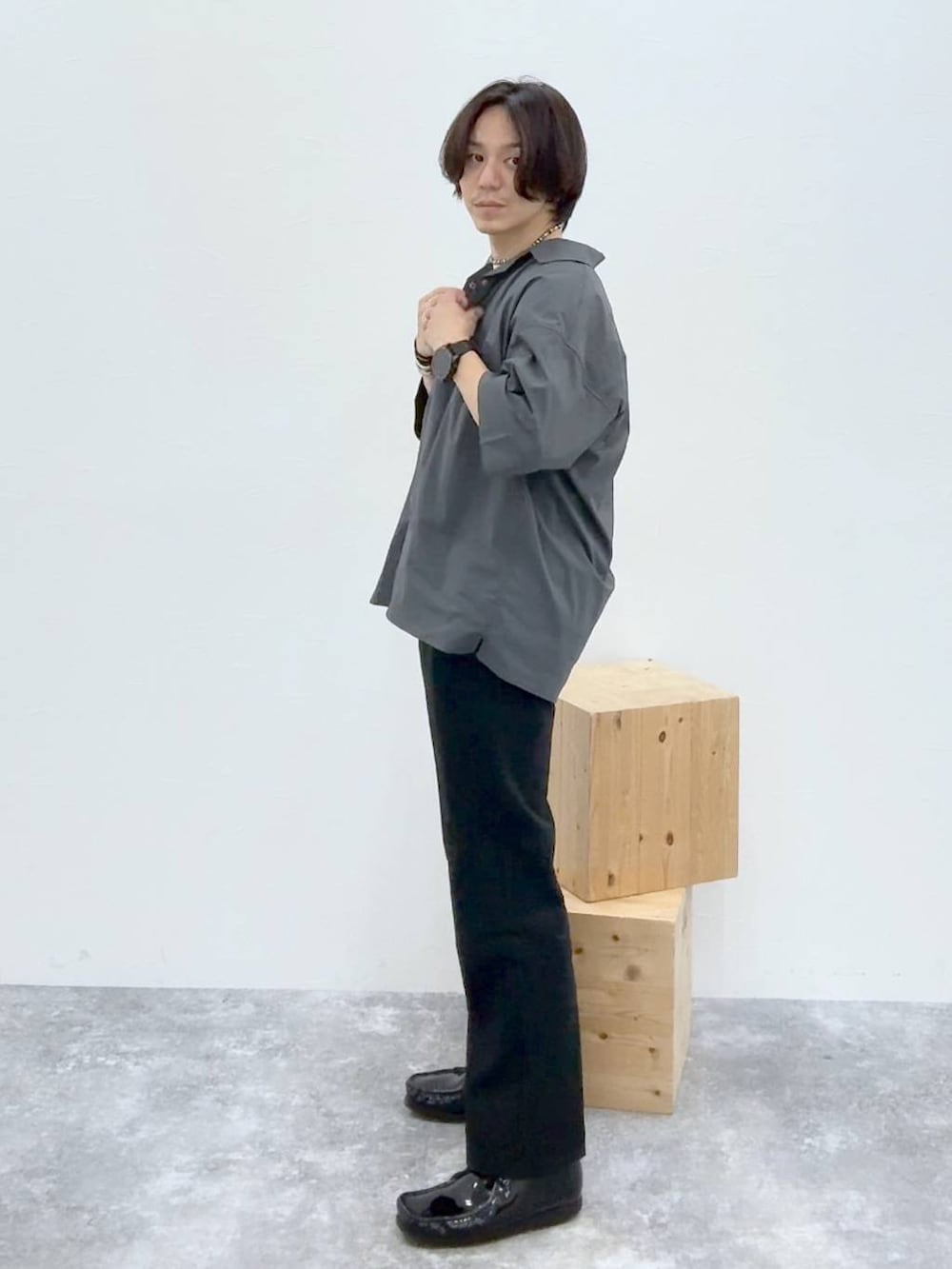 ホワイト系のTシャツ/カットソー、グレー系のシャツ/ブラウス、ホワイト系のTシャツ/カットソーを着用したメンズの夏コーディネートの5枚目の写真