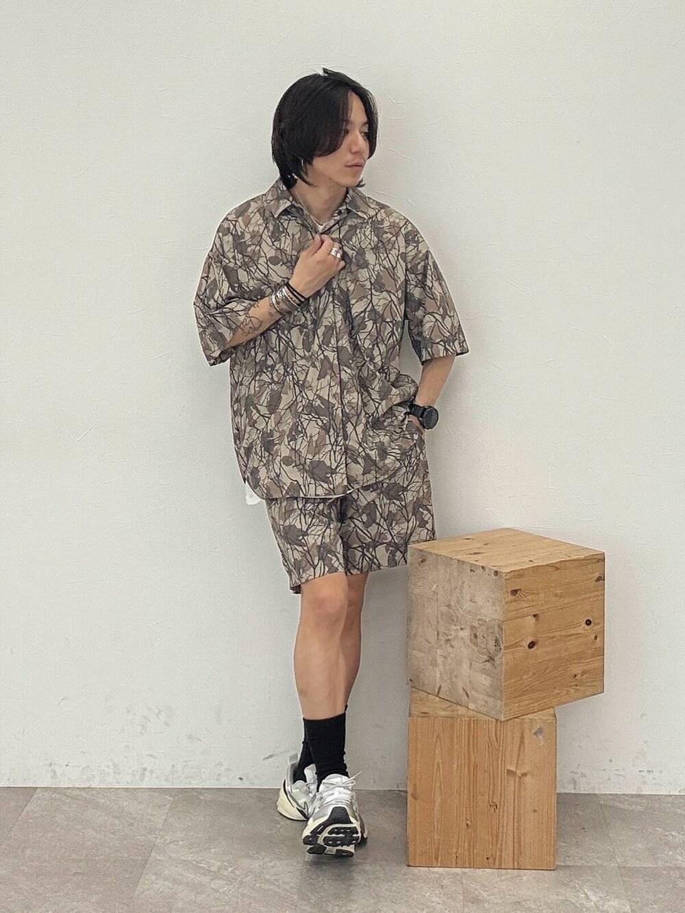 ホワイト系のTシャツ/カットソー、その他のその他パンツ、その他のシャツ/ブラウスを着用したメンズの春コーディネートの5枚目の写真