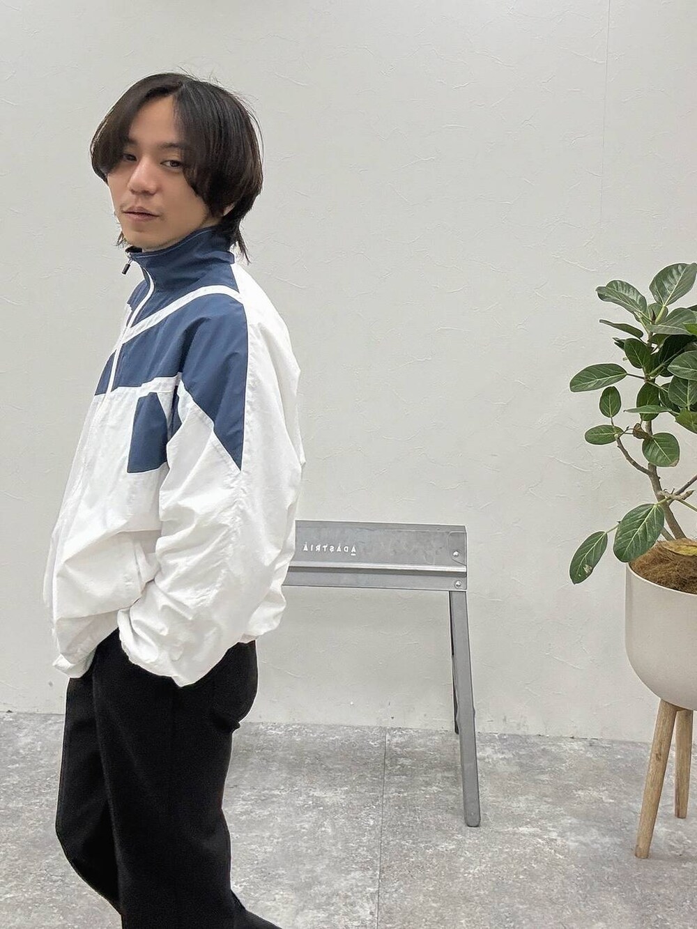 「カジュアル、BAYFLOW、春コーデ、春色、春アウター、アウター、ジャケット」｜「BAYFLOWのフレックスシューカットパンツ（その他パンツ、ブラック系）」を使った、shinossyさん（メンズ・171cm）の春コーディネートの3枚目の写真