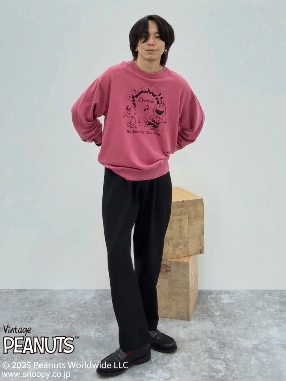 その他のローファー、グレー系のスウェット、ブラック系のその他パンツを着用したメンズの秋コーディネートの3枚目の写真