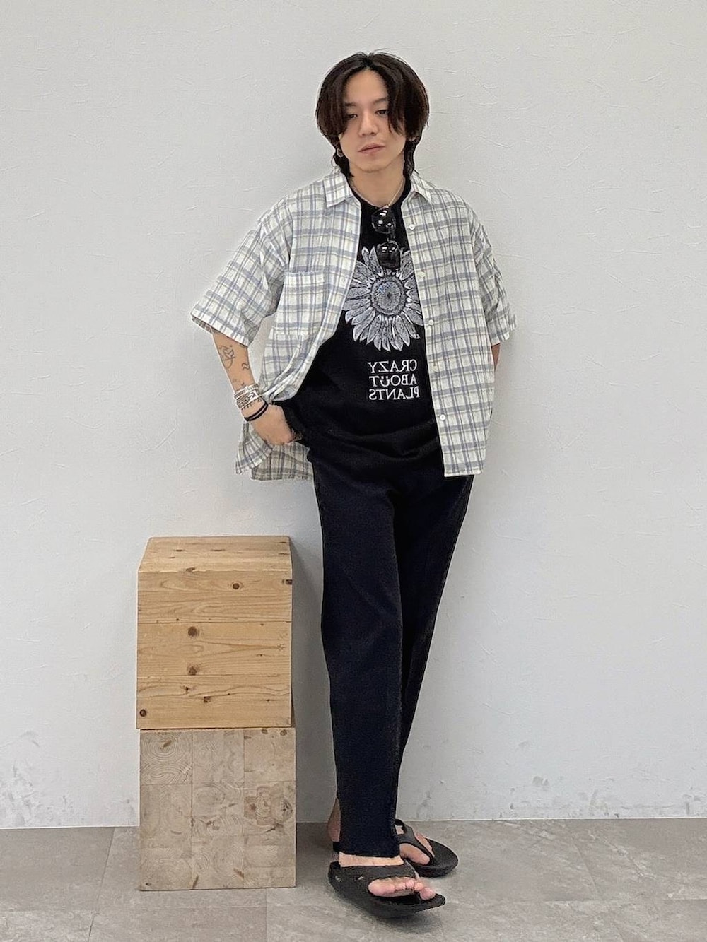 「ワントーン、ストリート、カジュアル、BAYFLOW、Tシャツ、シャツ、シャツスタイル、チェック、サンダル、デート/ロマンティック、春夏コーデ、夏コーデ」｜「BAYFLOWの【速乾・イージーケア・軽量】ドライタッチスリムトラウザー（スラックス、ブルー系）」を使った、shinossyさん（メンズ・171cm）の夏コーディネートの4枚目の写真