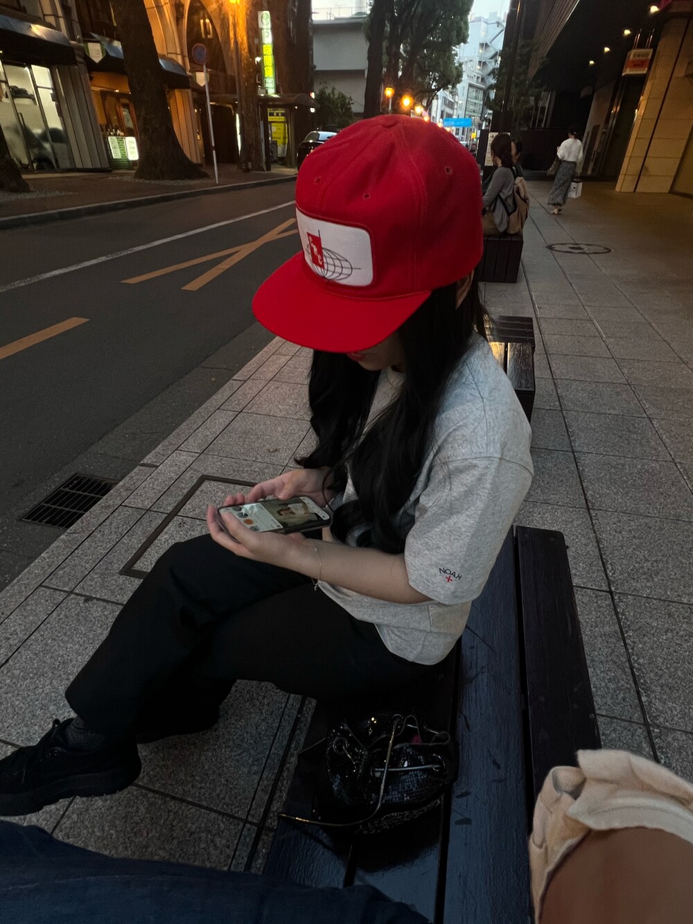ブラック系のその他パンツ、ブラック系のショルダーバッグ、シルバー系のTシャツ/カットソーを着用したレディースの夏コーディネートの2枚目の写真