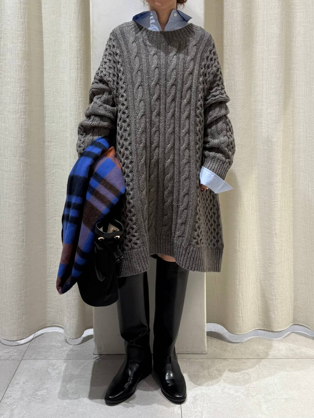 ブルー系のシャツ/ブラウス、グレー系のワンピース、ブラック系のトートバッグを着用したレディースの秋コーディネートの6枚目の写真