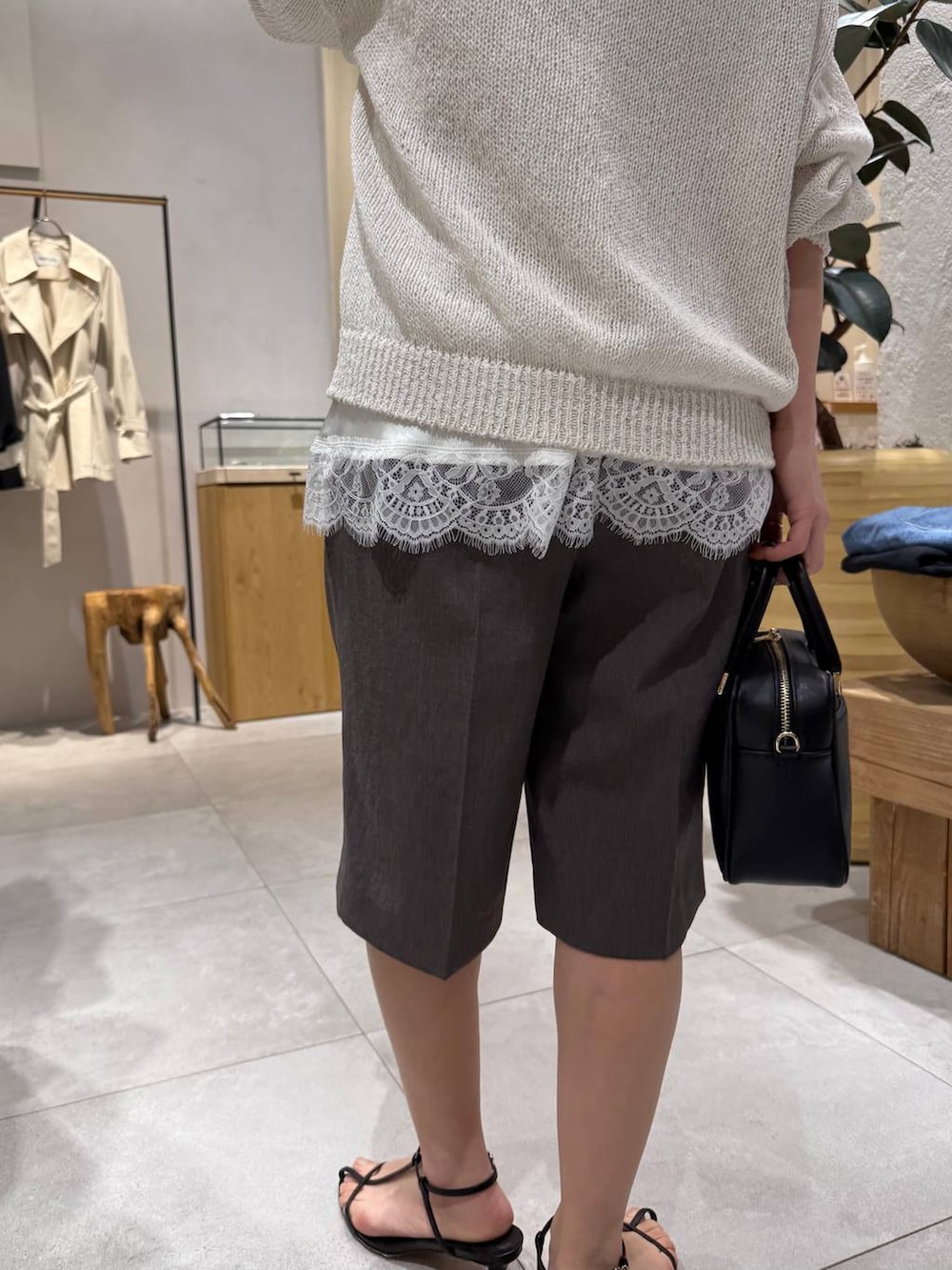 ブラック系のサンダル、グレー系のその他パンツ、ホワイト系のキャミソールを着用したレディースの春コーディネートの8枚目の写真