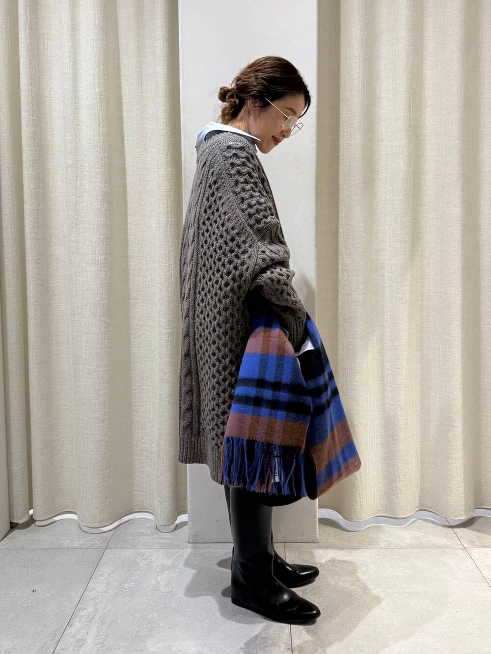 ブルー系のシャツ/ブラウス、グレー系のワンピース、ブラック系のトートバッグを着用したレディースの秋コーディネートの7枚目の写真