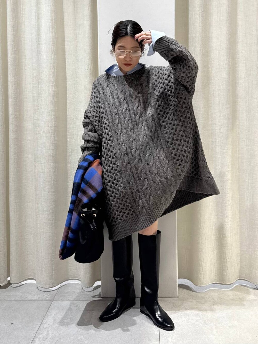 ブルー系のシャツ/ブラウス、グレー系のワンピース、ブラック系のトートバッグを着用したレディースの秋コーディネートの4枚目の写真