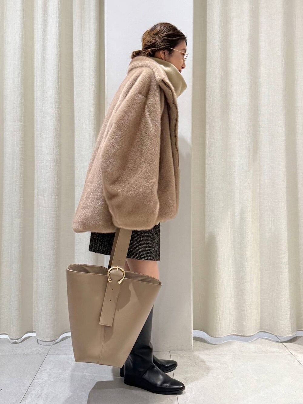 ベージュ系のブルゾン、ベージュ系のその他トップス、ブラック系のその他パンツを着用したレディースの秋コーディネートの4枚目の写真