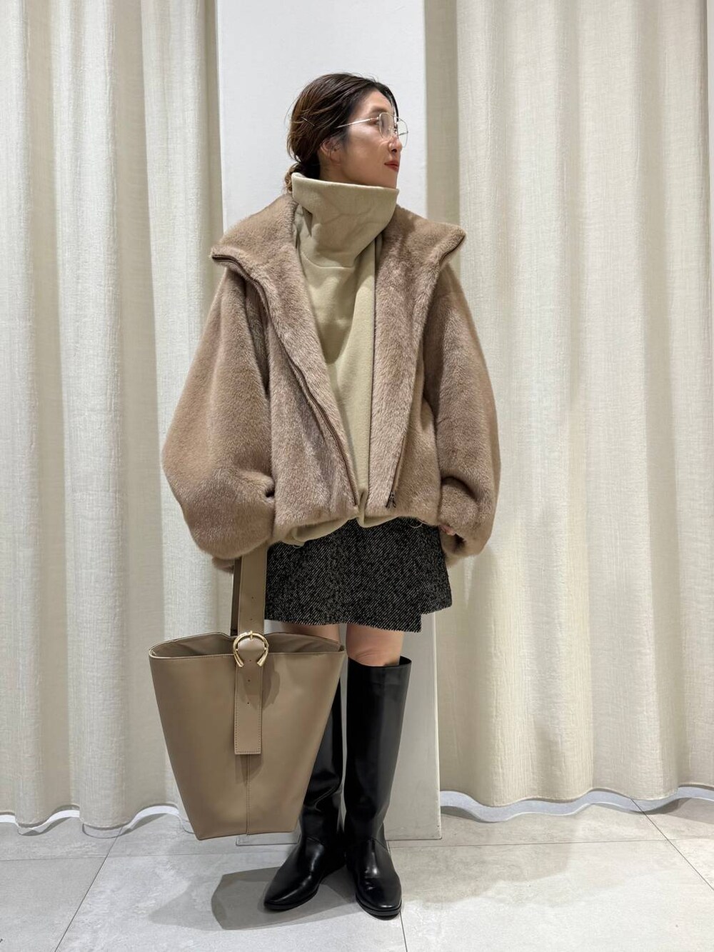 ベージュ系のブルゾン、ベージュ系のその他トップス、ブラック系のその他パンツを着用したレディースの秋コーディネートの2枚目の写真