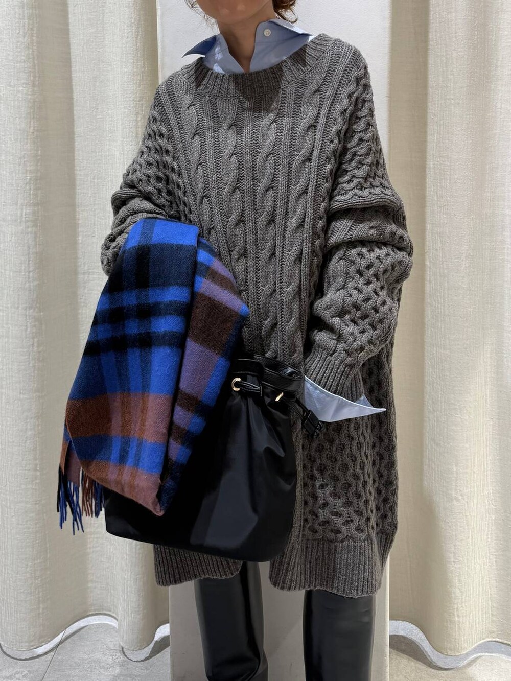 ブルー系のシャツ/ブラウス、グレー系のワンピース、ブラック系のトートバッグを着用したレディースの秋コーディネートの9枚目の写真