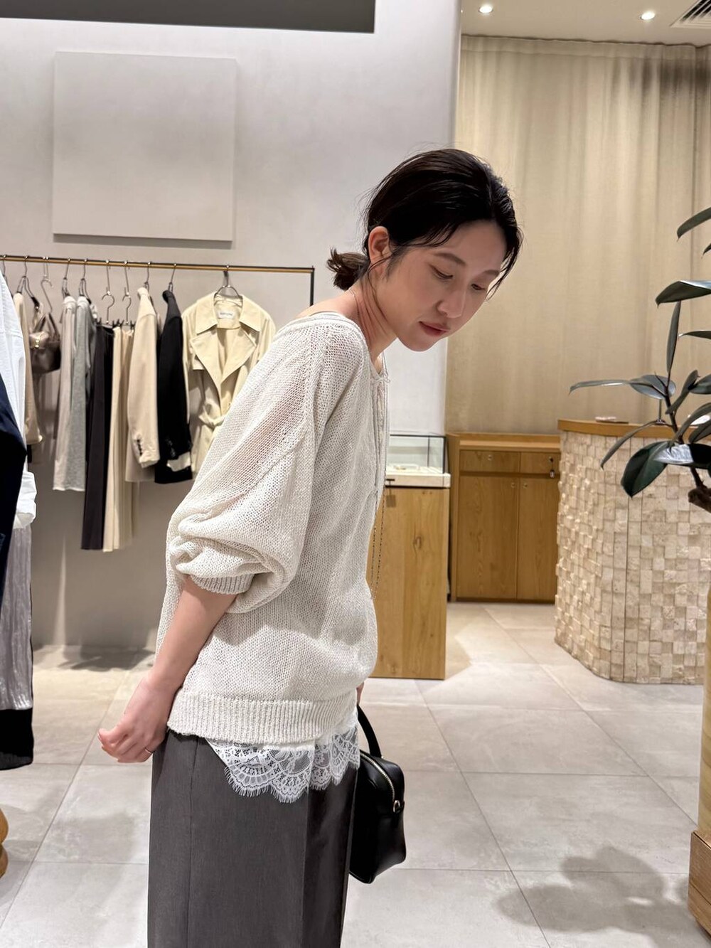 ブラック系のサンダル、グレー系のその他パンツ、ホワイト系のキャミソールを着用したレディースの春コーディネートの7枚目の写真