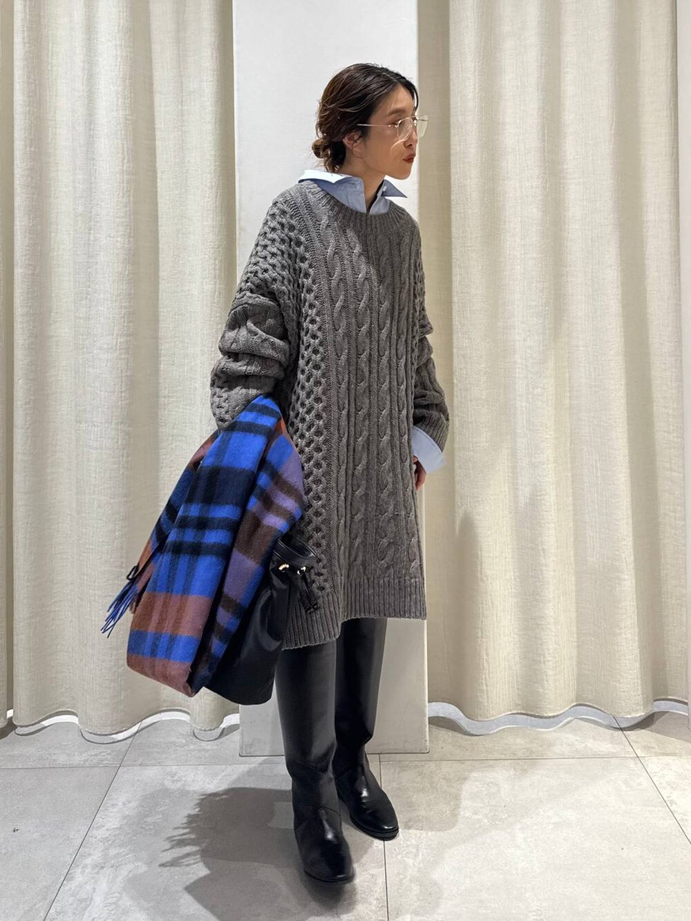 ブルー系のシャツ/ブラウス、グレー系のワンピース、ブラック系のトートバッグを着用したレディースの秋コーディネートの5枚目の写真