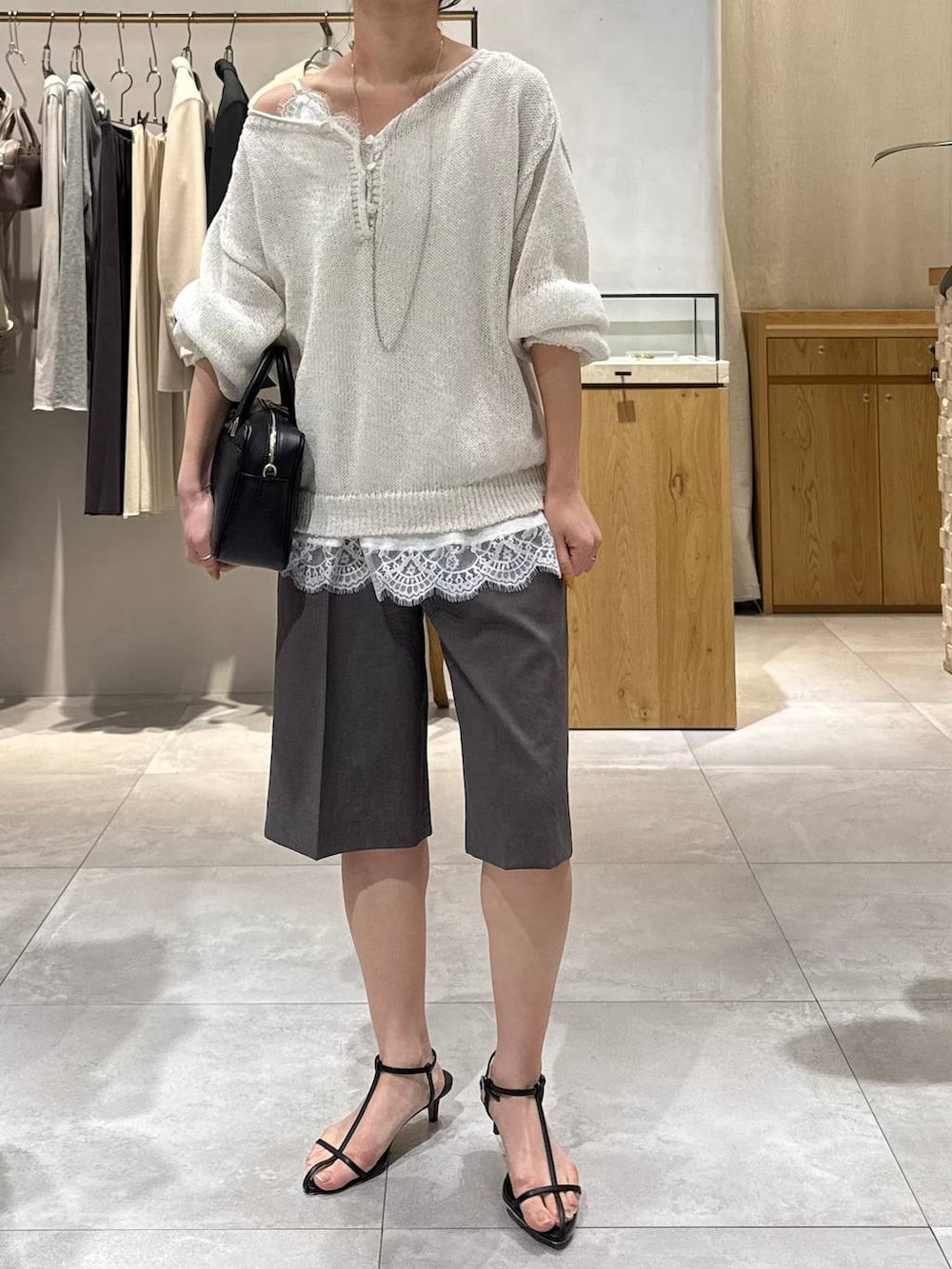 ブラック系のサンダル、グレー系のその他パンツ、ホワイト系のキャミソールを着用したレディースの春コーディネートの4枚目の写真