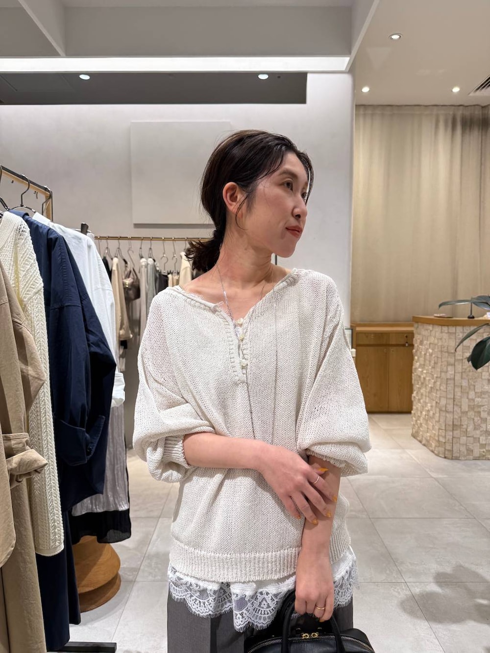 ブラック系のサンダル、グレー系のその他パンツ、ホワイト系のキャミソールを着用したレディースの春コーディネートの6枚目の写真