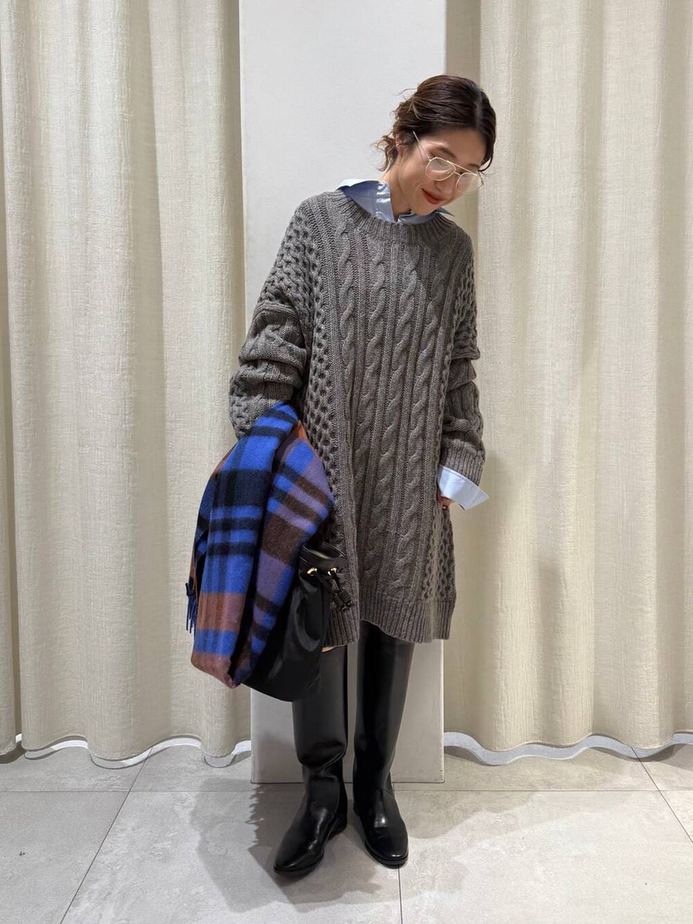 ブルー系のシャツ/ブラウス、グレー系のワンピース、ブラック系のトートバッグを着用したレディースの秋コーディネートの3枚目の写真