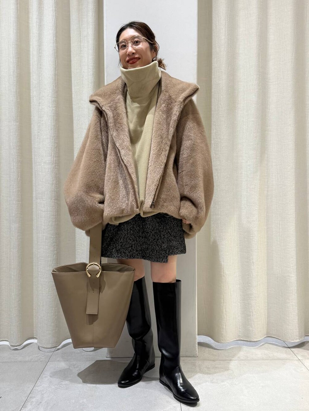 ベージュ系のブルゾン、ベージュ系のその他トップス、ブラック系のその他パンツを着用したレディースの秋コーディネートの3枚目の写真