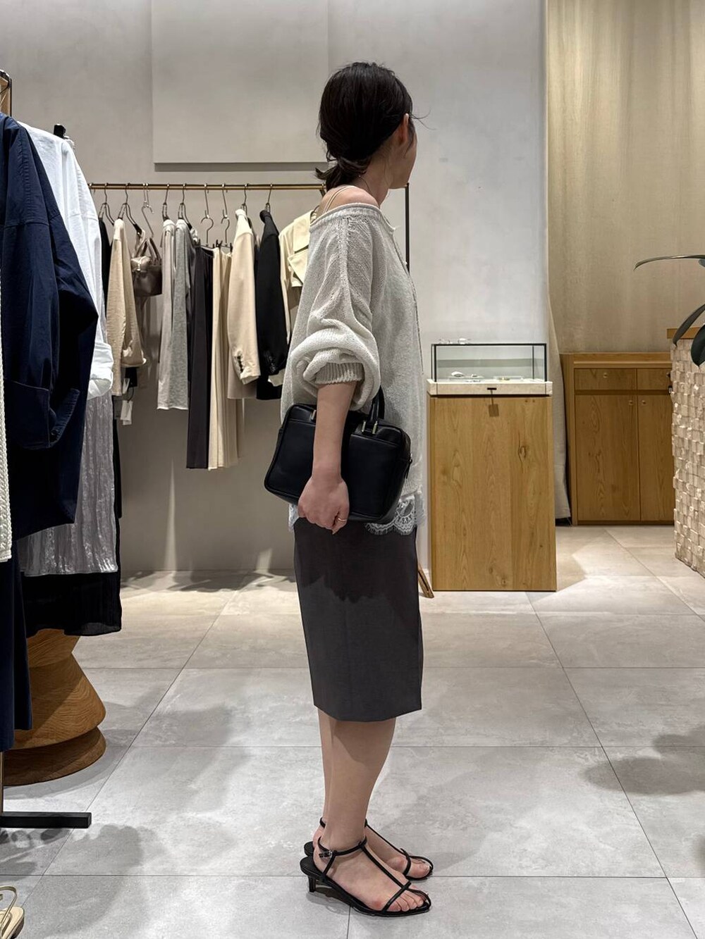 ブラック系のサンダル、グレー系のその他パンツ、ホワイト系のキャミソールを着用したレディースの春コーディネートの5枚目の写真