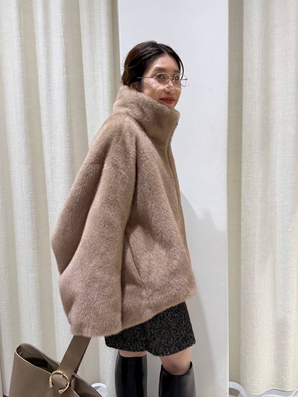 ベージュ系のブルゾン、ベージュ系のその他トップス、ブラック系のその他パンツを着用したレディースの秋コーディネートの7枚目の写真