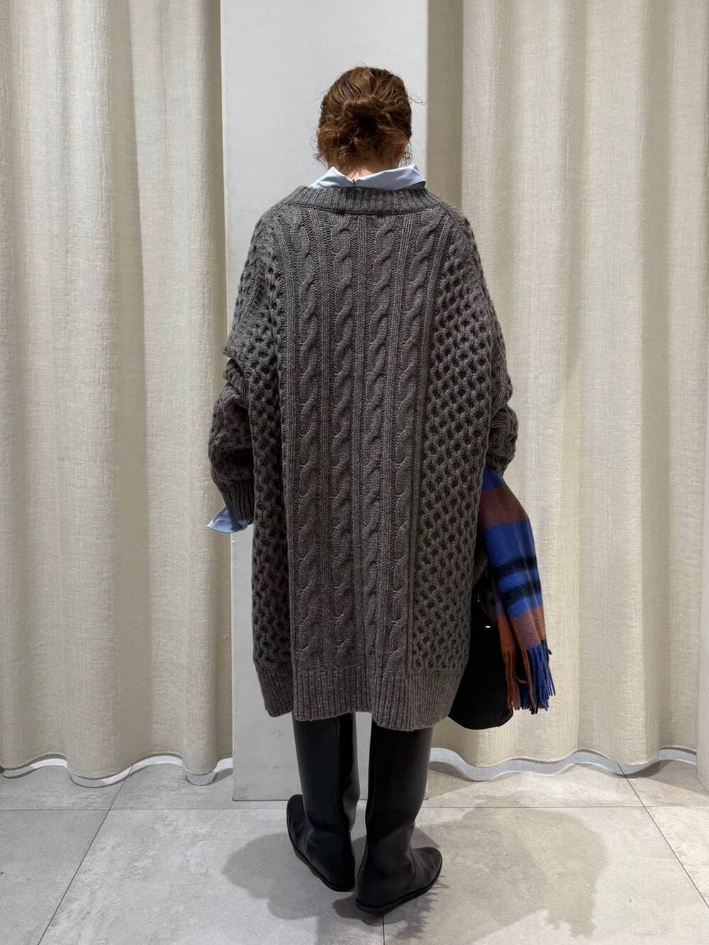 ブルー系のシャツ/ブラウス、グレー系のワンピース、ブラック系のトートバッグを着用したレディースの秋コーディネートの8枚目の写真