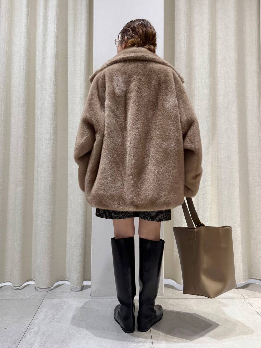 ベージュ系のブルゾン、ベージュ系のその他トップス、ブラック系のその他パンツを着用したレディースの秋コーディネートの5枚目の写真