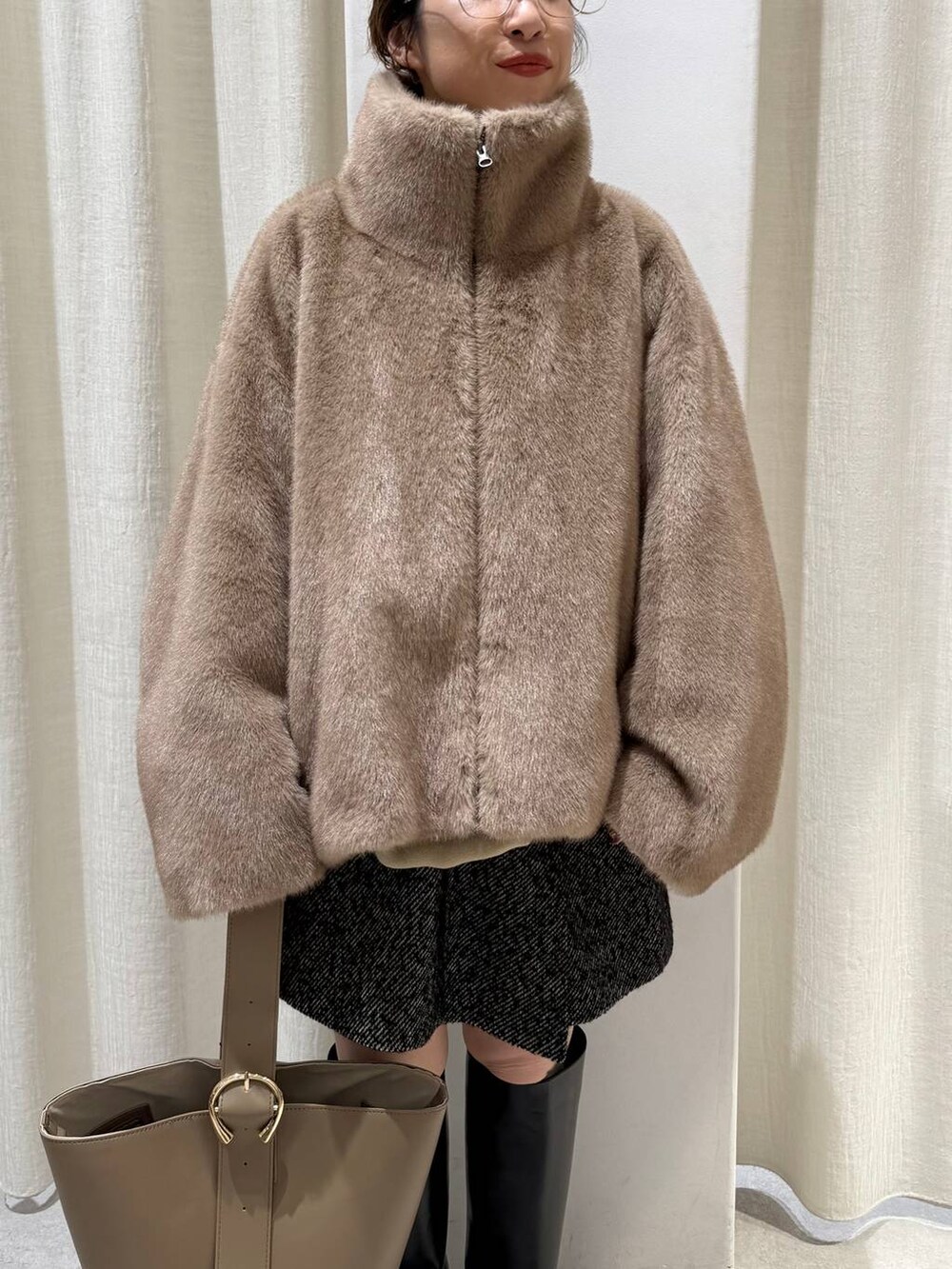 ベージュ系のブルゾン、ベージュ系のその他トップス、ブラック系のその他パンツを着用したレディースの秋コーディネートの6枚目の写真