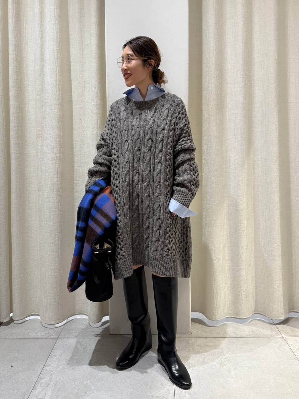 ブルー系のシャツ/ブラウス、グレー系のワンピース、ブラック系のトートバッグを着用したレディースの秋コーディネートの2枚目の写真