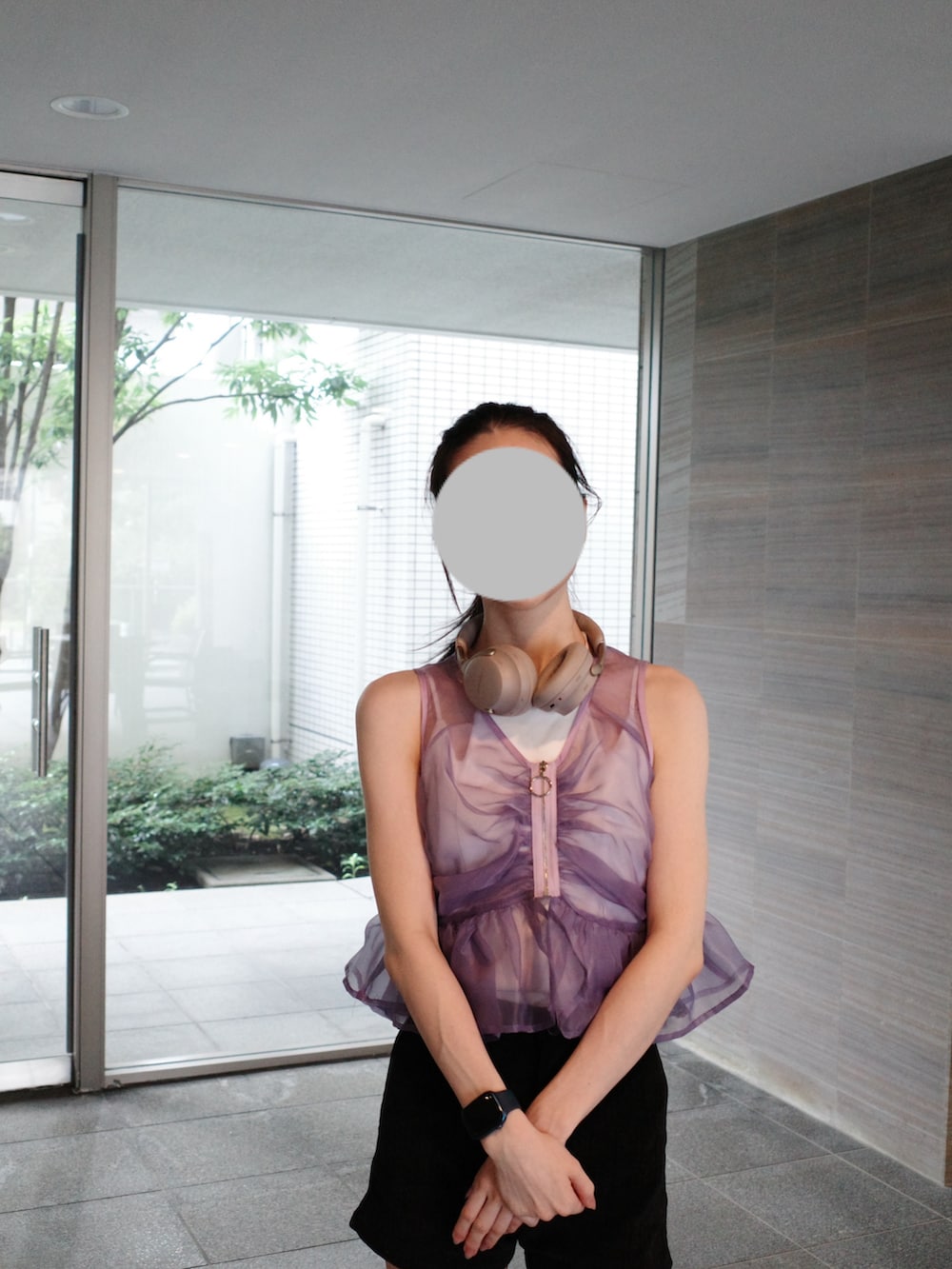 「レイヤードスタイル、きれいめカジュアル、プチプラ、夏コーデ、初夏コーデ、淡色コーデ、大人コーデ、夏ファッション、カジュアルガーリー、高身長女子」｜「SHAGGIEのモノグラムタイトハイウエストショートパンツ（その他パンツ、ブラック系）」を使った、yunwinさん（骨格ナチュラル・レディース・168cm）の夏コーディネートの2枚目の写真